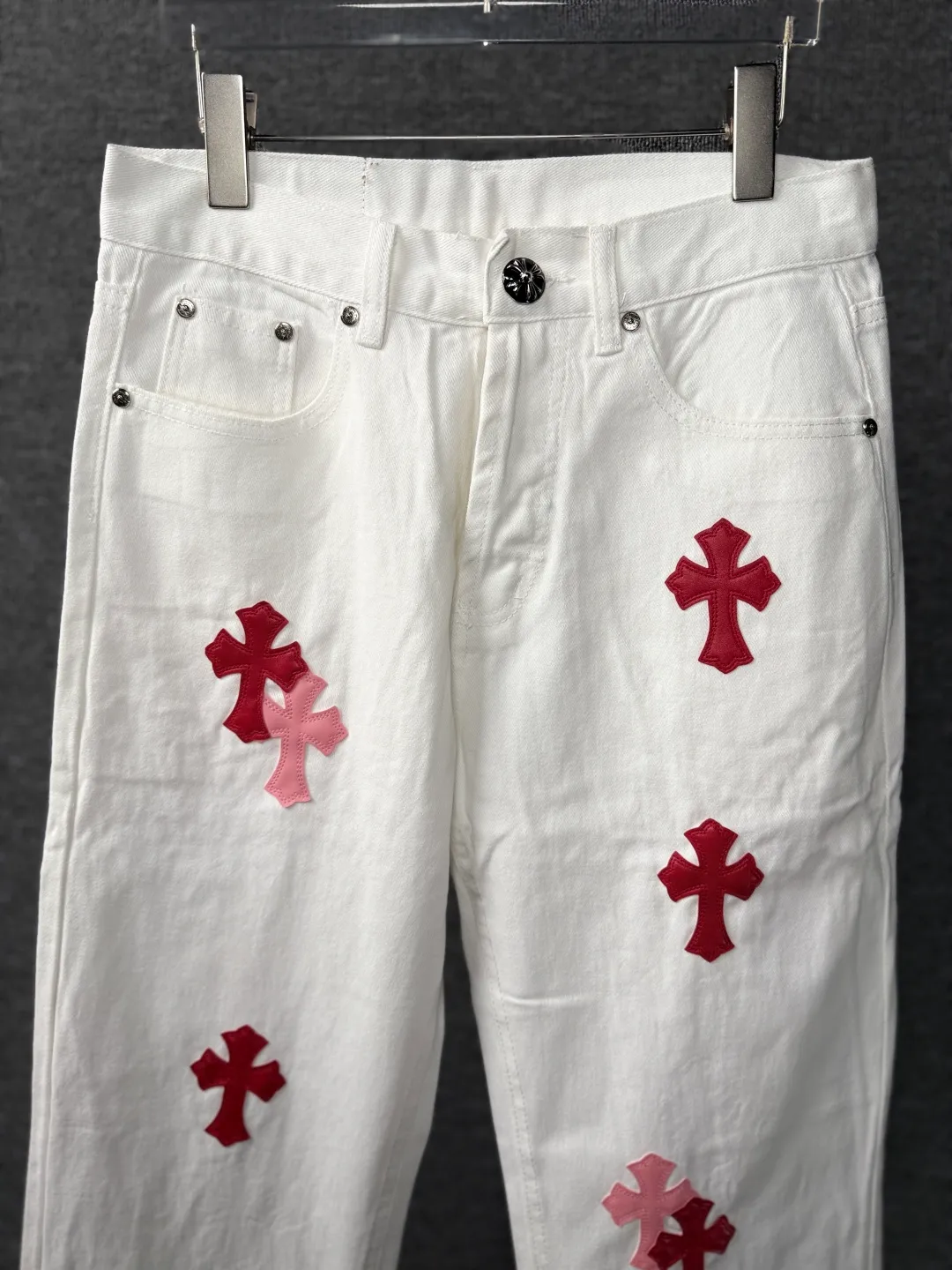 P230 💰 (Top version) Chrome Hearts/Chrome Hearts Classic white powder series colored leather cross washed color cloth unisex denim trousers Vibe style straight stacked god-level version Carbon fine bias denim color cloth Old vintage full set of hardware - Chrome Hearts white cow series The high version uses high-ounce customized fabrics, fermentation washing and soft color fixation, soft and thick to wear, the details are all made by hand-polished craftsmanship, all-over printed jacquard fabric Unique design style. Through multiple processes to create a full retro feel. Unique niche non-contrast shirt. Customized distressed spray-painted buttons. Craftsmanship in every detail. Color: white powder. Size: 28-30-32-34 (corresponding to S-M-L-XL)